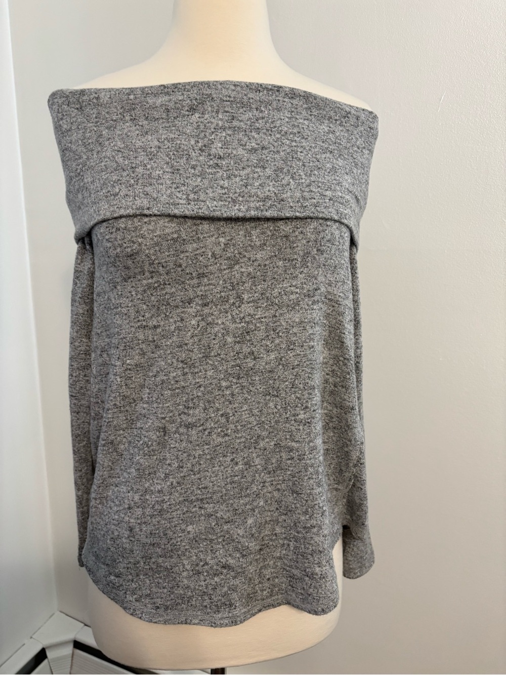 Abercrombie & Fitch Gray Off-the-Shoulder Women's Sweater